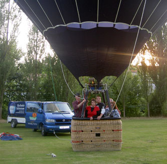 Ballonstart auf dem Sportplatz am Ehrendenkmal